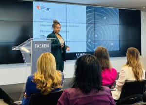 Maître Iara Griffith présente à l'Atelier sur la francisation