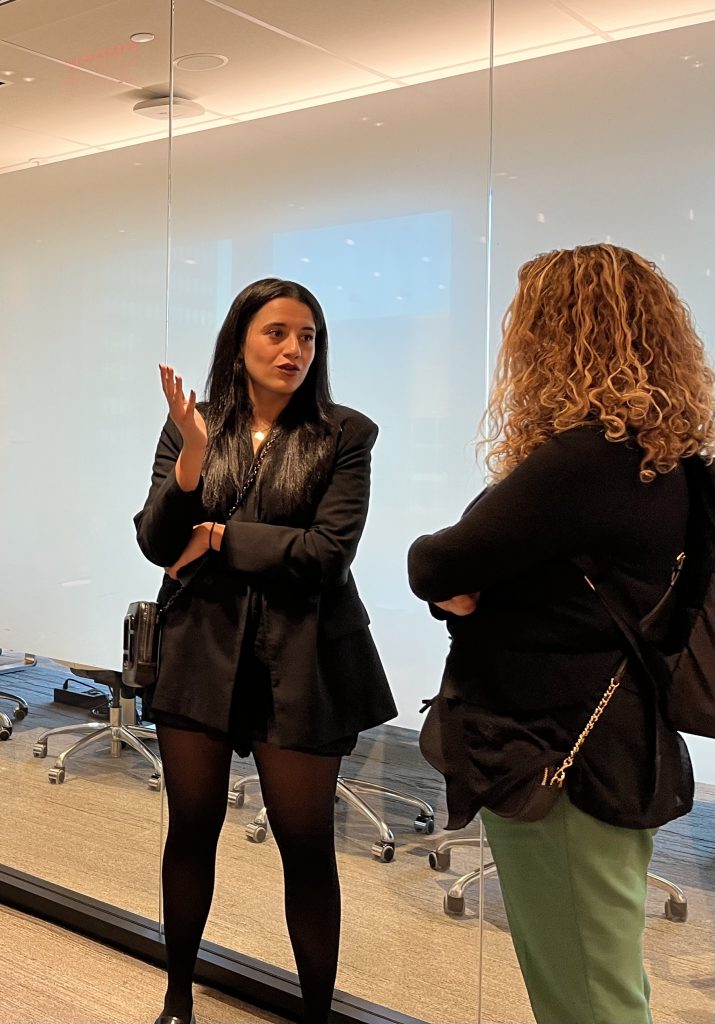 Deux femmes en pleine conversation