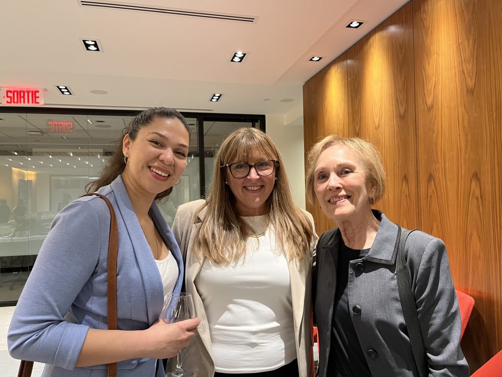 Trois femmes souriantes